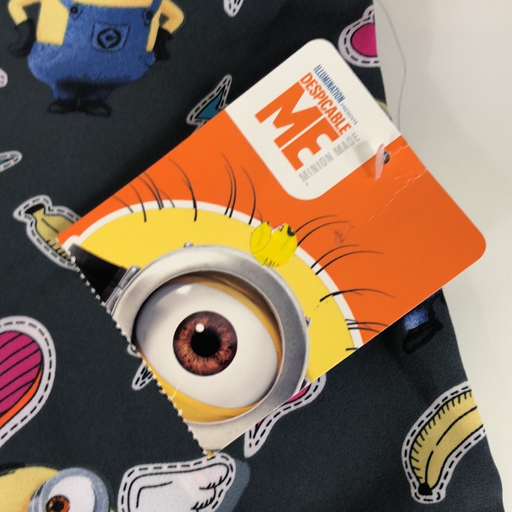 NEW Despicable ME Minion Scrub Top Hearts Banana’s New With Tags Size Large - Picture 10 of 14